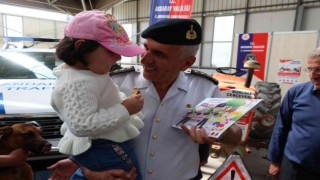 Jandarma komutanı fuarda çocuklara kitap dağıtıp jandarmayı anlattı