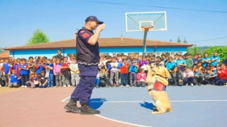 Jandarma öğrencilere eğitim verdi, onlarla fidan dikti