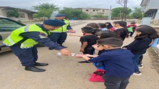 Jandarmadan çocuklara bayram şekeri