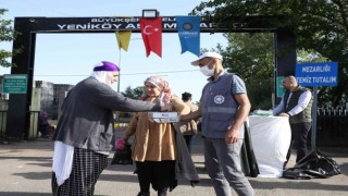 Kabir ziyareti yapan vatandaşlara şeker ve lokum ikramı