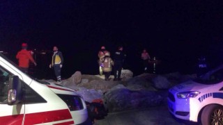 Kadıköy Sahilinde kayalıklara düşürdüğü telefon kulaklığını almaya çalışırken sıkışan bir kişi 3 buçuk saat sonra kurtarıldı