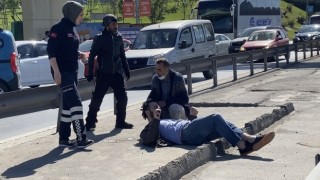 Kadıköyde güzergahının dışına çıkan minibüsçünün E-5te indirdiği yolcuya motosiklet çarptı