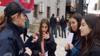 Kadın polisler kadına şiddete dikkat çekmek için broşür dağıttı