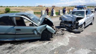 Kafa kafaya çarpışan araçlar hurdaya döndü: 1i ağır 2 yaralı