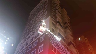 Kahramanmaraşta 14 katlı binanın çatı katında yangın çıktı