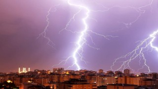 Kahramanmaraşta çakan şimşekler geceyi gündüze çevirdi