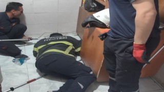 Kahvehaneye giren kirpiyi itfaiye ekipleri çıkardı