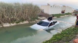 Kanala uçan otomobildeki 2 kişi yaralandı