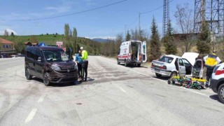 Karabükte iki araç çarpıştı: 6 yaralı