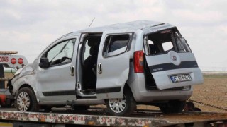 Karamanda hafif ticari araç takla attı: 3 yaralı