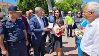 Karayolu Trafik Güvenliği Gününde 3 araç sürücüsüne çiçek ve plaket verildi