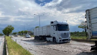 Karayolunu su bastı, sürücüler zor anlar yaşadı