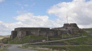 Kars Kalesinin girişindeki istinat duvar yıkıldı