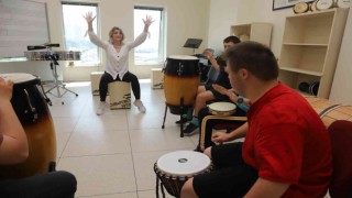 Kartal Belediyesi Sanat Akademisinde down sendromlu çocuklara ritim eğitimi