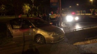 Kartalda aydınlatma direğine çarpan otomobil kaldırıma çıktı: 2 yaralı