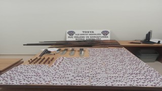 Kastamonuda uyuşturucu hap ve ruhsatsız silahlarla yakalanan 2 kişi tutuklandı