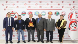 Kastamonulu gazeteciye Azerbeycanda şükran plaketi