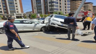 Kavşakta çarpışan otomobillerin sürücüleri yaralandı