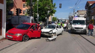 Kavşakta iki otomobil çarpıştı: 3 yaralı