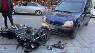 Kavşaktan dönen araç motosiklete çarptı: 2 yaralı