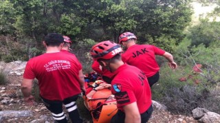 Kayalık alana düşen Rus turisti JAK timi kurtardı