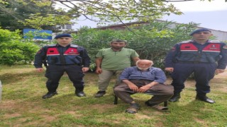 Kayıp Alzheimer hastasını jandarma oğluna teslim etti