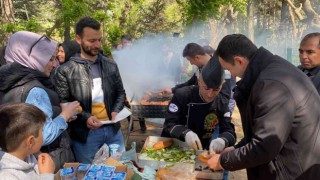 Kaymakam mangalın başına geçti, pişirdiklerini elleriyle ikram etti