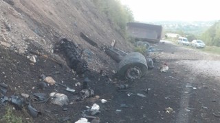 Kaza sonrası yanan kamyon parçalara ayrıldı: 1 ölü