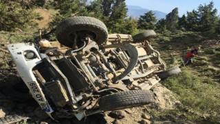 Kaza yapan araçta sıkışanlar 2 kişi için seferber oldular