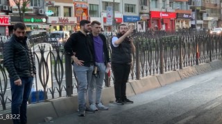 Kaza yapan sürücü, aracı çekilirken gözyaşlarını tutamadı