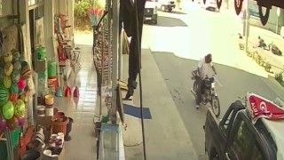 Kazada yola savrulan 3 yaşındaki çocuk yaralandı