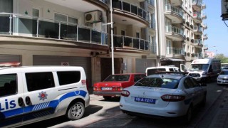 Kendisini almaya gelen polislere, bıçakla direndi