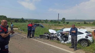 Keşan - Enez karayolunda trafik kazası, sürücü araç içinde sıkıştı