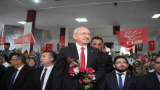 Kılıçdaroğlu, Bucakta partisine yeni katılanlara rozetlerini taktı