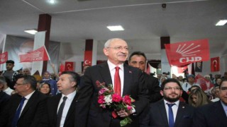 Kılıçdaroğlu, Bucakta partisine yeni katılanlara rozetlerini taktı