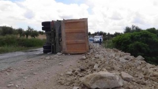 Kiliste hafriyat kamyonu devrildi yol trafiğe 1.5 saat kapandı