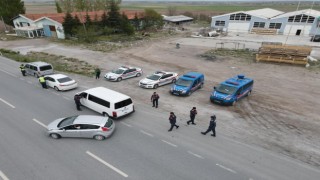 Kırmızı ışık ve hız ihlali yapan sürücüleri jandarma havadan tespit etti