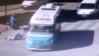 Kırmızı ışıkta durmayan minibüsün yayaya çarpması kamerada