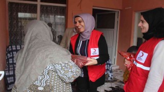 Kızılay gönüllülerinden Anneler Günü sürprizi