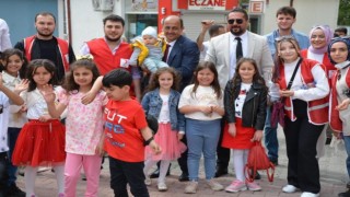 Kızılay mahalle mahalle gezip çocukların bayramını kutladı