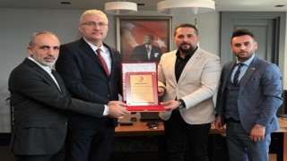 Kızılaydan Erdemir Genel Müdürü Orala teşekkür plaketi