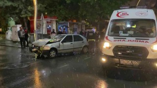 Kocaelide belediye otobüsü ile otomobil çarpıştı: 2 yaralı