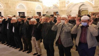 Kocaelide vatandaşlar bayram namazı için camileri doldurdu