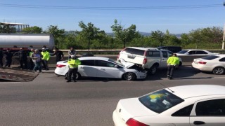 Kocaelide zincirleme kaza: Kamyonetin altında kalan otomobilin sürücü yaralandı