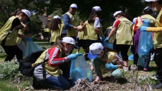 Kolları sıvayıp “Bin çevre dostu okul” projesine destek oldular