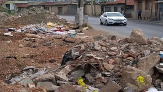 Konak Belediyesine yol tepkisi: Çukurlardan yolda yürüyemez olduk