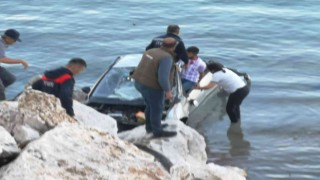 Kontrolden çıkan otomobil Eğirdir Gölüne uçtu: 2 yaralı