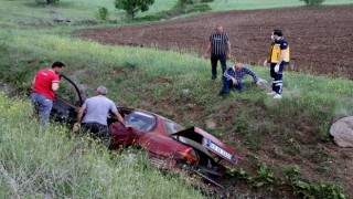 Kontrolden çıkan otomobil şarampole uçtu: 2 yaralı