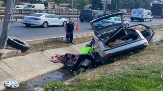 Kontrolden çıkan otomobil yol kenarındaki tahliye kanalına uçtu: 2 ölü