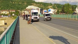 Köprüde intihar girişimini polis engelledi